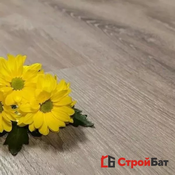 Виниловая замковая плитка ПВХ Allure ISOCore 7.5 Дуб Дымчатый Сильвер I966106 1210x220x7,5мм на сайте официального дилера в интерьере